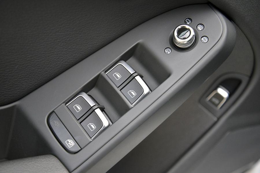Детали интерьера Audi A4 Allroad 2.0T Quattro (B8, 8K) 2012 года  (NA) (фото 24 из 60)